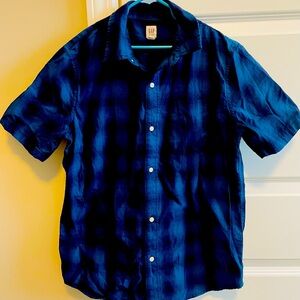 Gap short sleeve boys shirt.